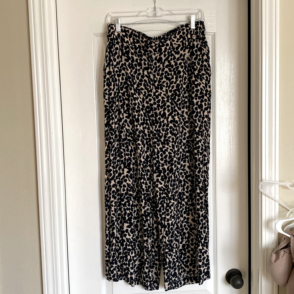 H&M pull on leopard wide leg soft pants. Elastic waist